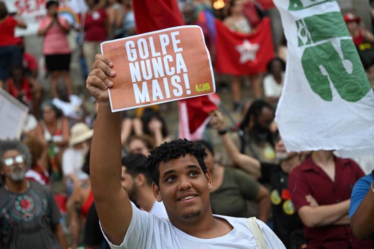 Esquerda relembra golpe em ato que mira Bolsonaro enquanto Lula esquece 1964