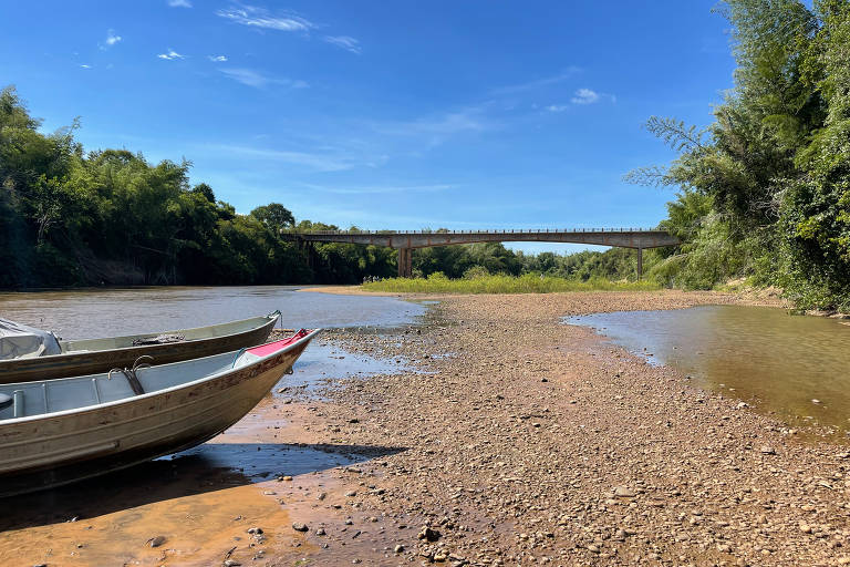 Leito do rio Miranda, em Bonito (MS), está com trechos sem água; veja vídeo