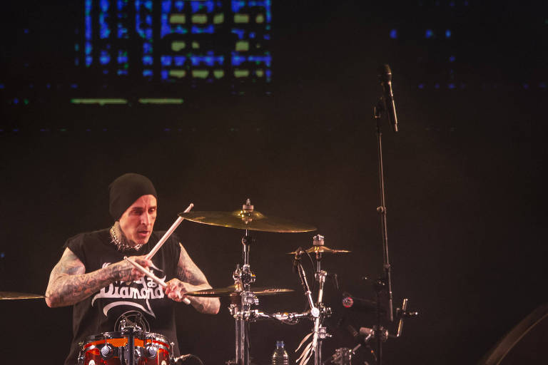 O bateirista do Blink-182, Travis Baker, em show no Lollapalooza, realizado no Autódromo de Interlagos, na zona Sul de São Paulo