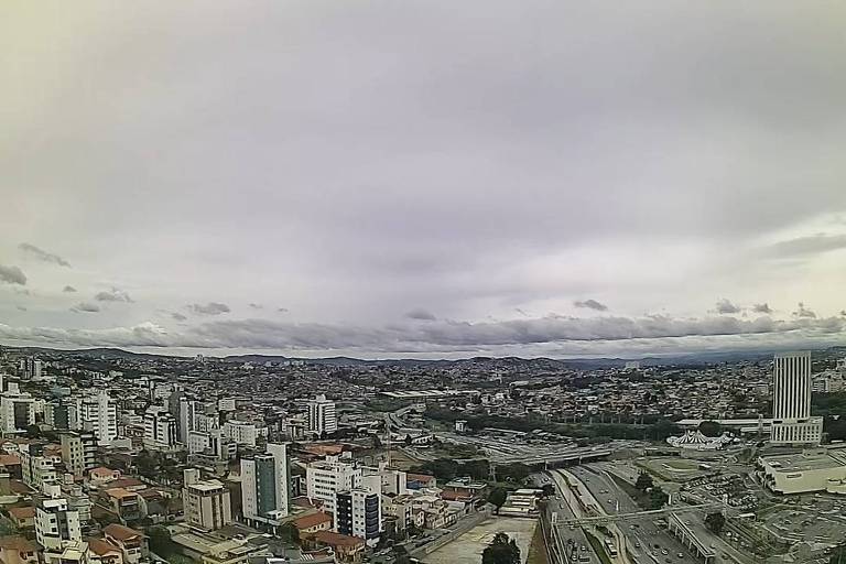 Céu nublado em Belo Horizonte na manhã deste sábado (22); capital mineira tem previsão de chuva intensa durante o fim de semana