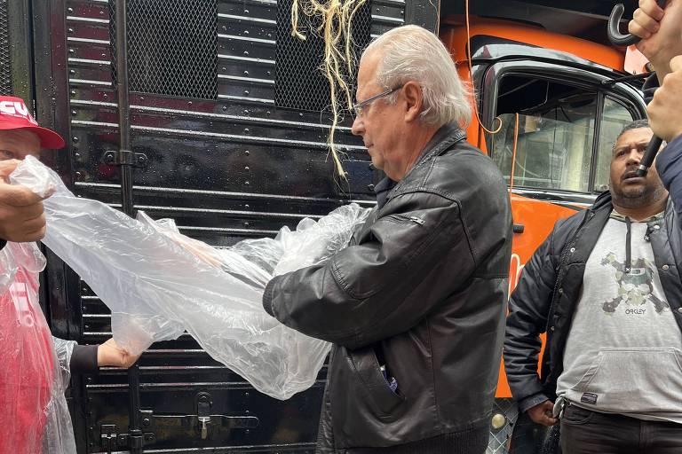 O ex-ministro-chefe da Casa Civil José Dirceu (PT) comparece à manifestação da esquerda no largo São Francisco, centro da capital paulista