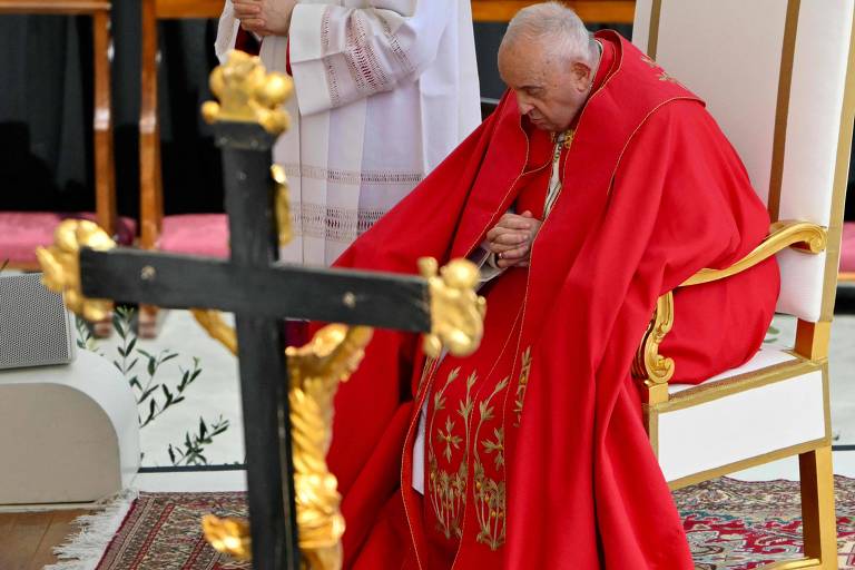 Papa Francisco pula homilia do Domingo de Ramos, mas preside resto da missa