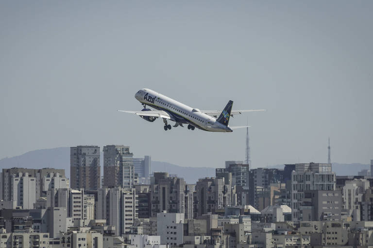 Eletrônicos portáteis estão pegando fogo em aviões; como as aéreas lidam com isso