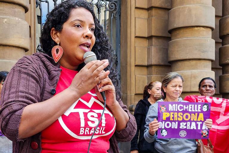 MTST protesta em frente ao Theatro Municipal após vereador manter homenagem a Michelle Bolsonaro no local