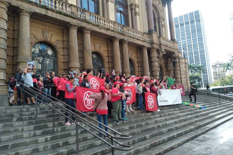 Integrantes do MTST protestam contra realização de cerimônia de entrega do título de cidadã paulistana à ex-primeira-dama Michelle Bolsonaro no Theatro Municipal de São Paulo