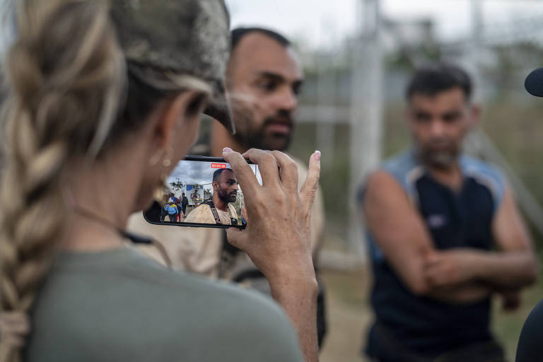 Influenciadores de direita dos EUA filmam migrantes em Darién e deturpam falas