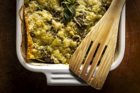 SÃO PAULO, SP, 05.03.2024: Fotos para a série Cozinha Rápida em Casa, com produção realizada na Escola Wilma Kovesi de Cozinha. Na foto a lasanha de abobrinha com moho pesto. (Foto: Bruno Santos/ Folhapress) 