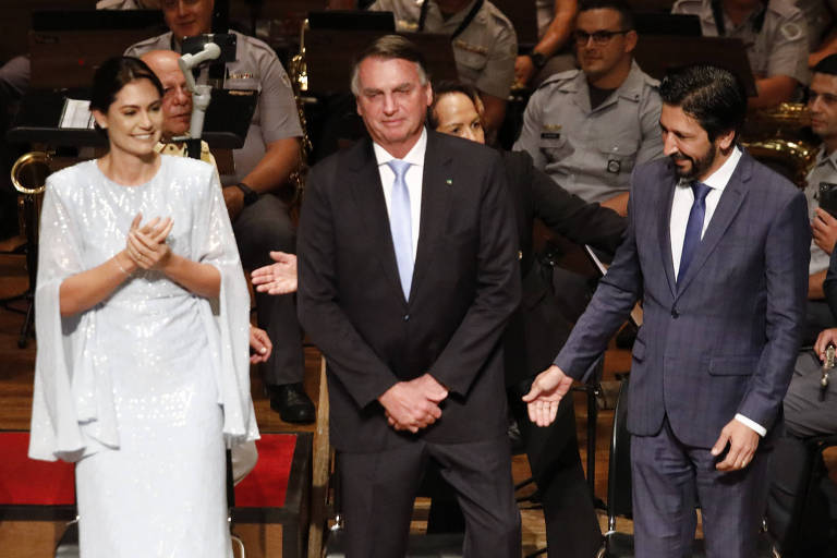 A ex-primeira-dama Michelle Bolsonaro recebe homenagem no Theatro Municipal