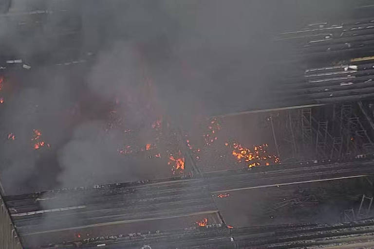 Incêndio atinge galpão em Barueri, na Grande São Paulo
