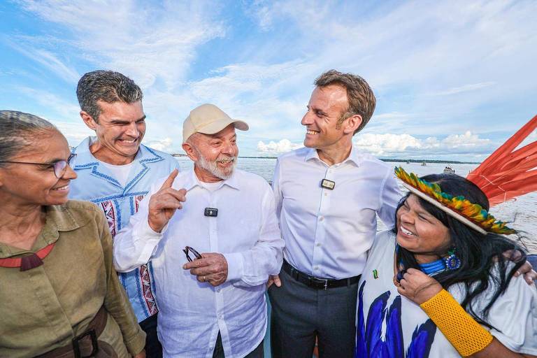 Grupo sorri em barco