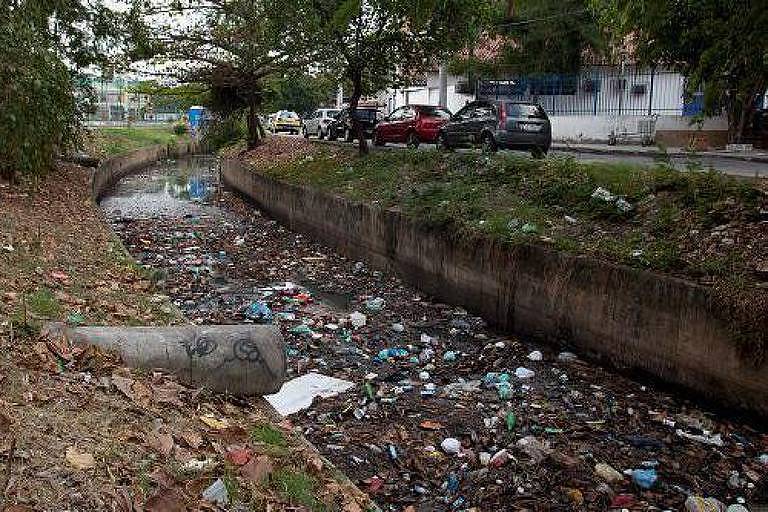 Córrego lotado de lixo