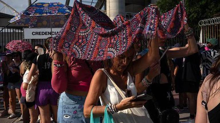 Mulheres se cobrindo com pano por causa do calor