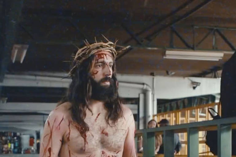 Vídeo com ator vestido de Jesus em terminal de ônibus viraliza; ação é divulgação de peça