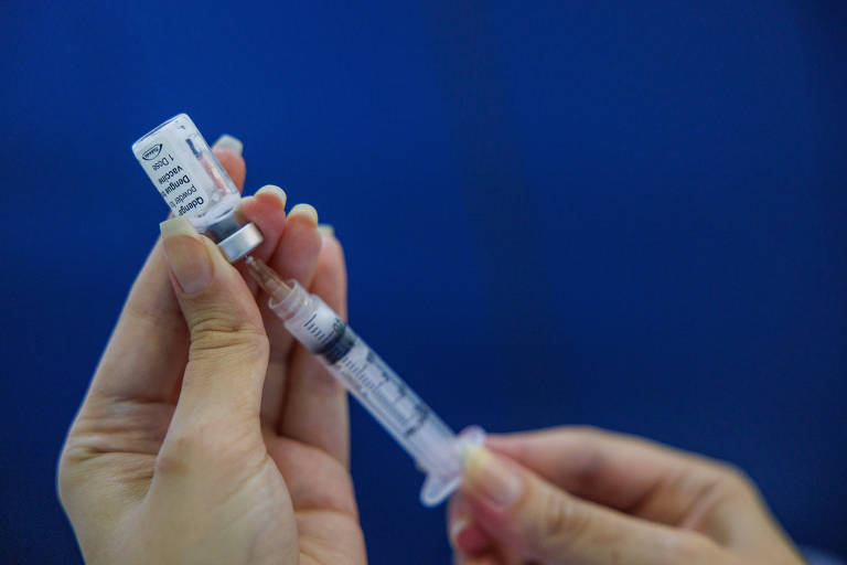 Saúde redistribui vacinas com base no número absoluto de casos de dengue
