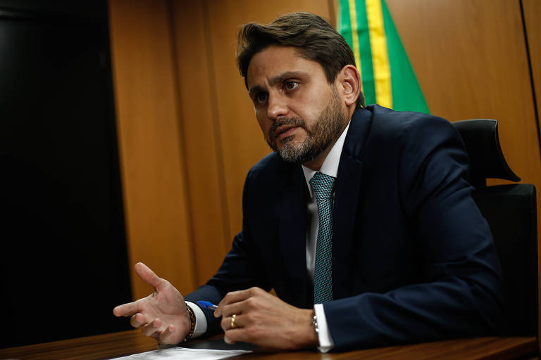 O ministro das comunicações, Juscelino Filho, em entrevista para a Folha