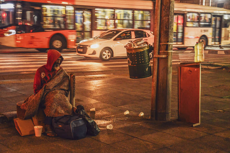 Acolhimento a moradores de rua com transtornos mentais e uso de drogas é falho em SP, diz estudo