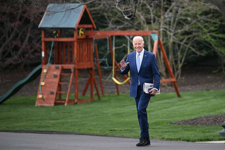Joe Biden caminha na Casa Branca, em Washington, em 22 de março