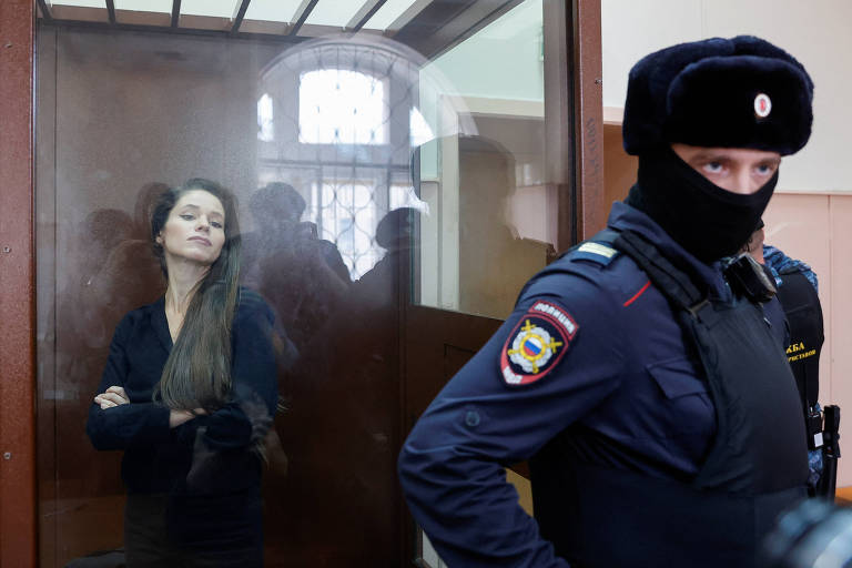 Rússia prende jornalista que cobriu julgamento de Alexei Navalni por extremismo