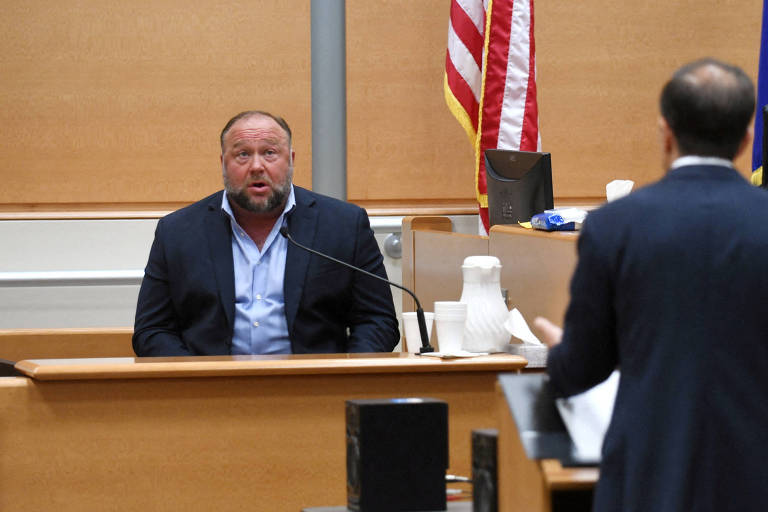 Documentário da HBO exibe a luta judicial de Alex Jones, um teórico da conspiração