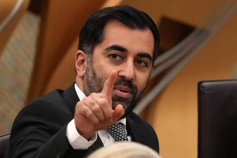 O primeiro-ministro da Escócia, Humza Yousaf, durante sessão no Parlamento escocês em Edimburgo, em dezembro