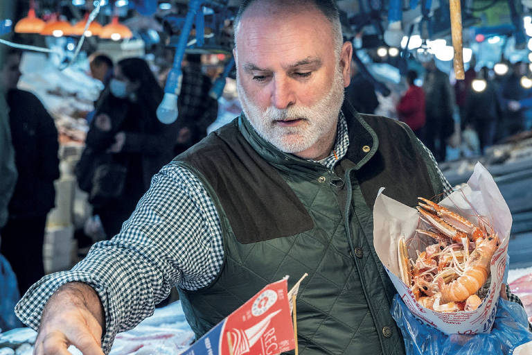 Chef José Andrés em um mercado de comida em Atenas, na Grécia 