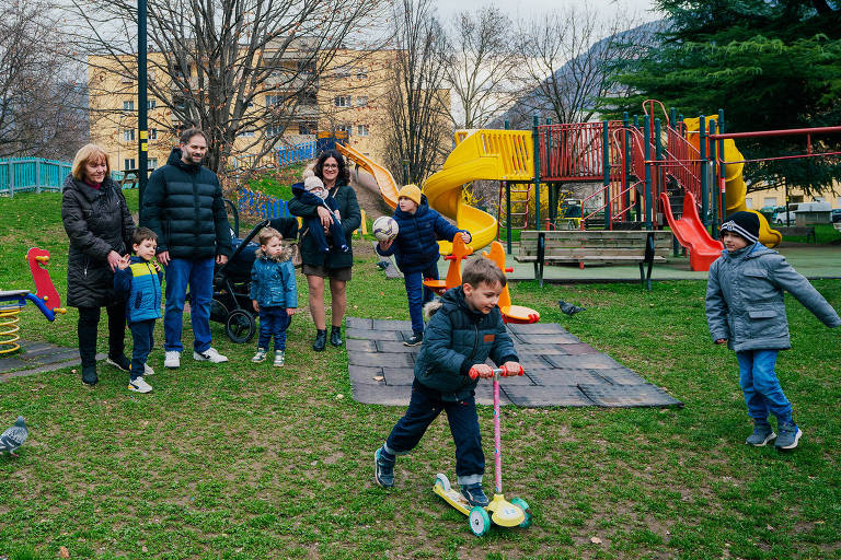 Província na Itália desafia crise demográfica com incentivos a famílias de vários filhos
