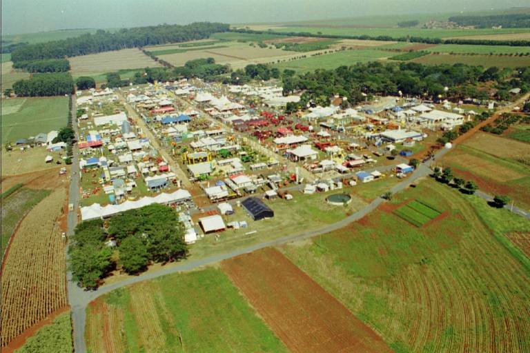 Imagem mostra vista aérea da sexta edição da Agrishow, em 1999