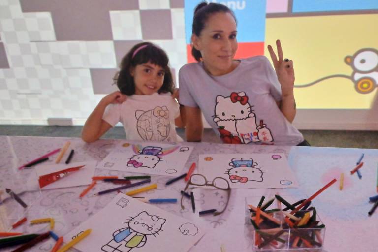 Após 50 anos, mães e filhas ainda se encantam com a Hello Kitty