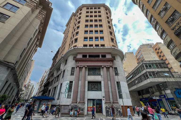 A história do edifício do Largo do Café que aumentou de tamanho