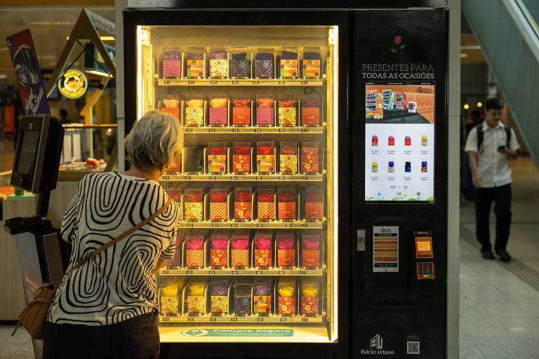 Novas máquinas automáticas vendem de algodão doce a flores