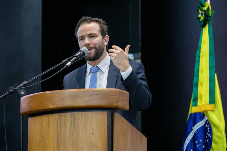 Dario Carnevalli Durigan palestra em frente a púlpito 