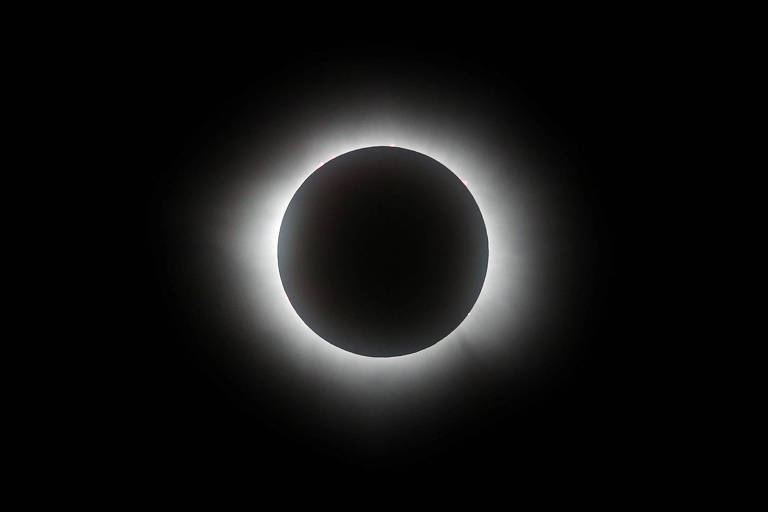 Eclipse solar total escurece parte do México, EUA e Canadá