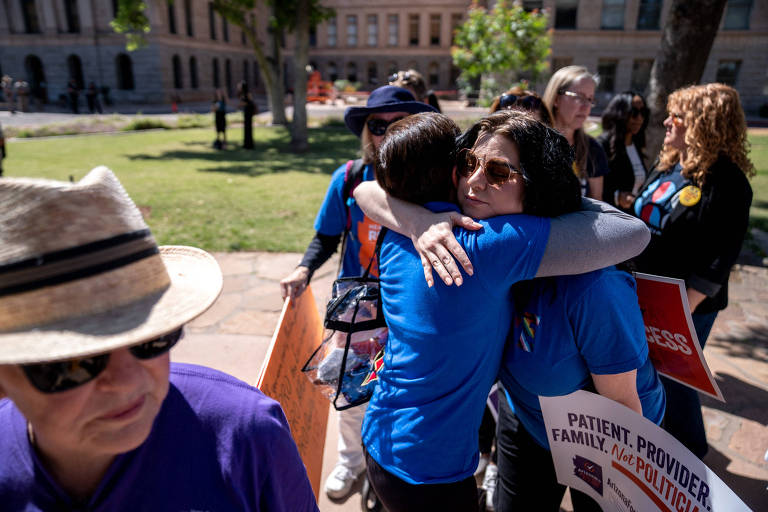 Ativistas pelo direito ao aborto em Phoenix, no Arizona