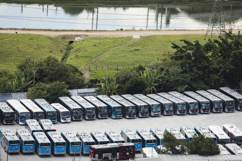 SÃO PAULO, SP, 26.03.2020 - Pátio cheio de veículos da Transwolff, no bairro do Socorro, em São Paulo; alegando que movimento caiu 77%, prefeitura paulistana cortou 60% da frota nesta semana, gerando filas e atrasos. (Foto: Eduardo Knapp/Folhapress)