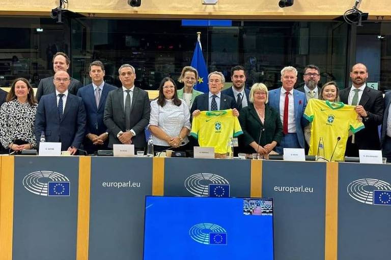 Grupo de deputados bolsonaristas se reúne com parlamentares conservadores no Parlamento Europeu, em Bruxelas