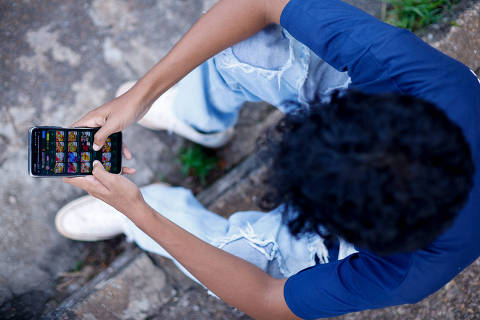 BRASÍLIA, DF, 12.01.2024, Jovem menor de idade manuseia sites de apostas em celular, em Brasília. (Foto: Pedro Ladeira/Folhapress)