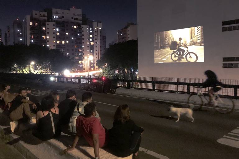 Sessão do Cine Minhocão, no elevado João Goulart, próximo ao largo do Arouche