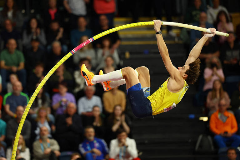 Armand Duplantis durante o Campeonato Mundial de Atletismo Indoor em Glasgow, na Escócia