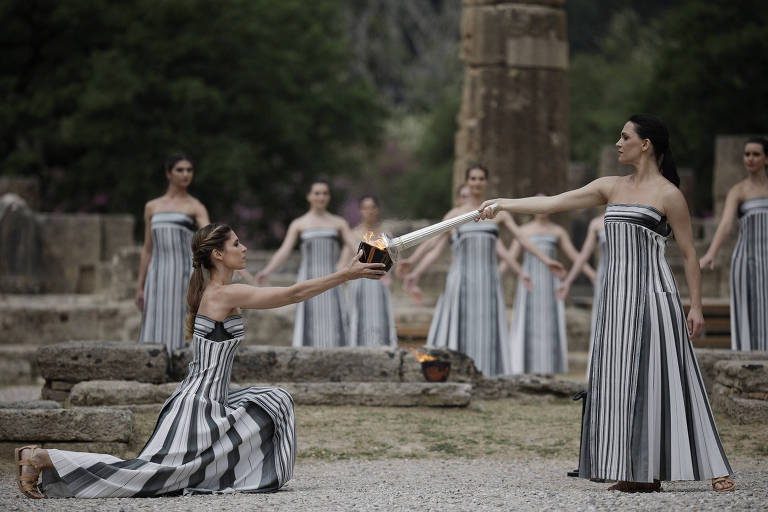 Tocha Olímpica é acesa em cerimônia na Grécia