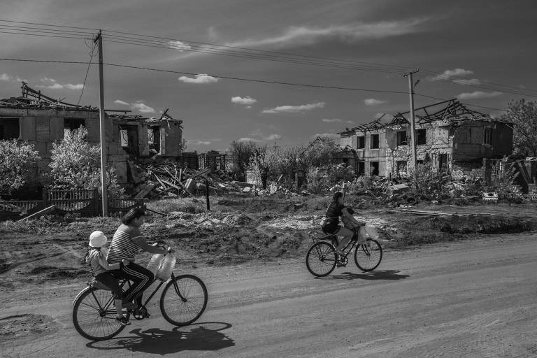 Vila arrasada na Ucrânia tenta se reconstruir após expulsar tropas da Rússia