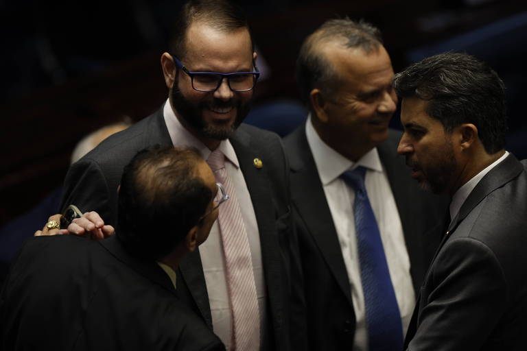 Senador bolsonarista beija e elogia Barroso antes de julgamento que pode cassá-lo