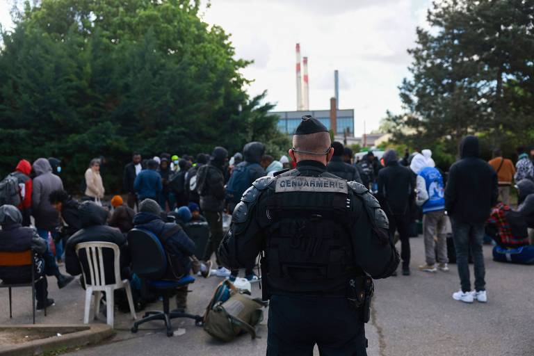 Polícia da França despeja maior ocupação do país às vésperas dos Jogos Olímpicos