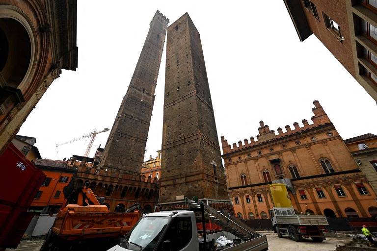 Vídeo: Especialistas tentam impedir que torres inclinadas de 900 anos tombem na Itália