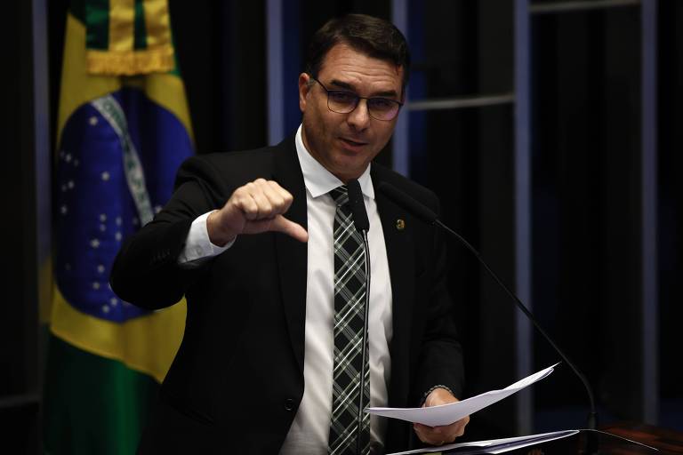 Vídeo: Flávio Bolsonaro sugere que Lula durma em embaixada para economizar dinheiro público