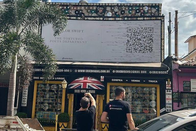 Fachada de loja em SP com cartaz do novo álbum de Taylor Swift