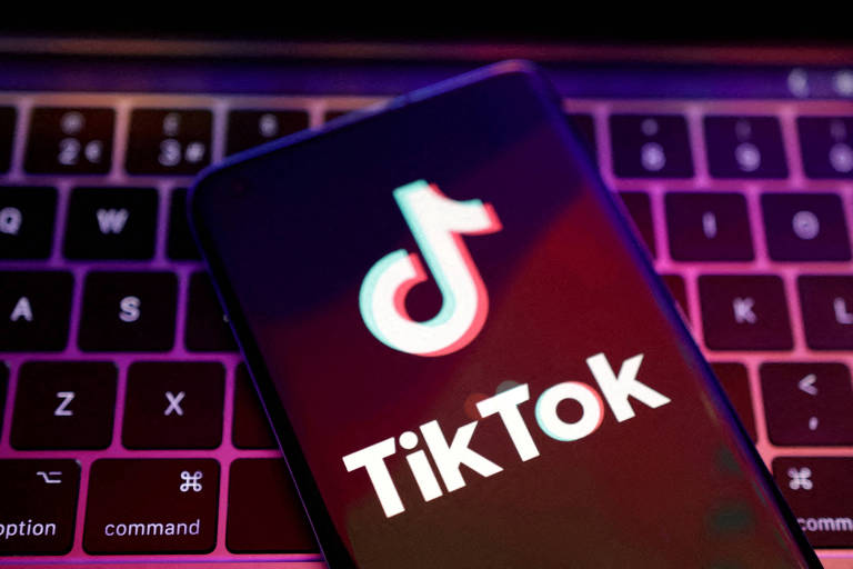 UE investiga se versão de TikTok que paga por vídeo assistido é viciante