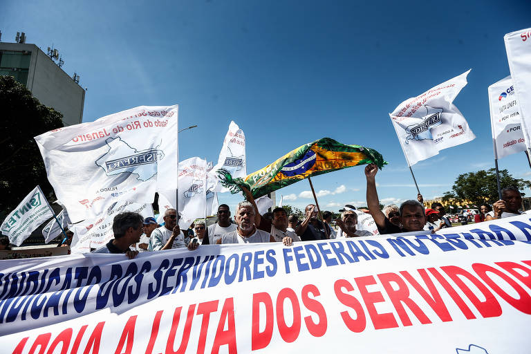 Funcionários seguem em greve, e volta às aulas nas universidades é prejudicada