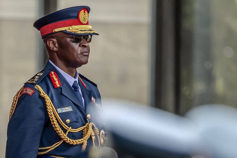 Chefe das Forças Armadas do Quênia e outros 9 oficiais morrem em queda de helicóptero