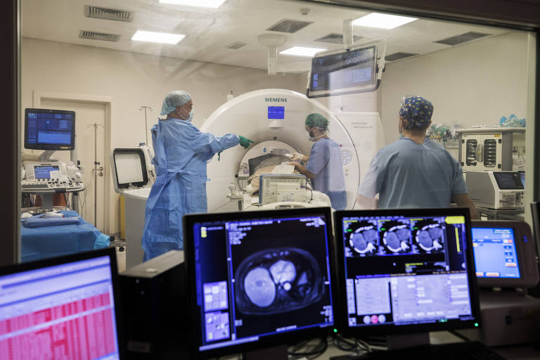 Equipe médica durante procedimento em hospital de São Paulo