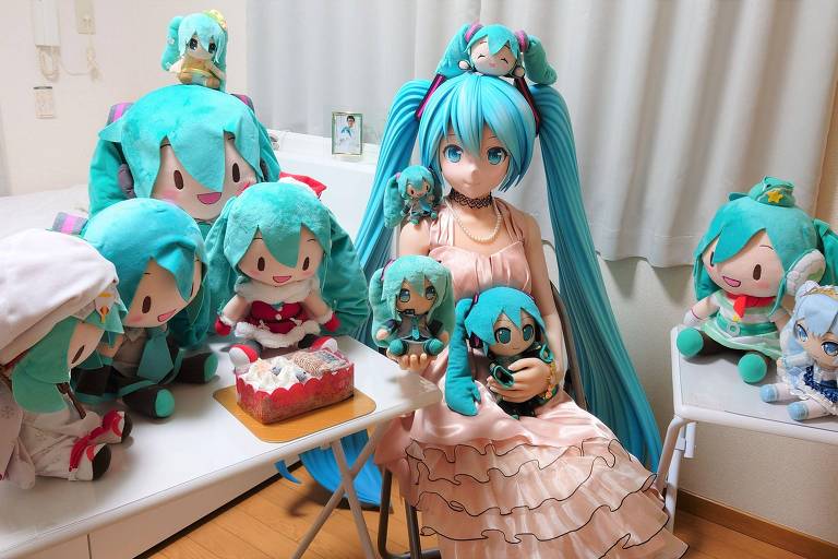 Várias bonecas de Miku
